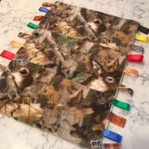 Plush camouflage snuggly tag blanket